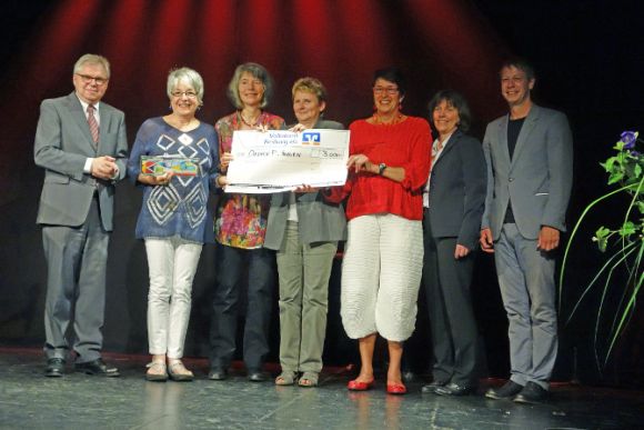 Prof. Reiner Marquard mit den Off-Frauen und Kabarettist Jess Jochimsen